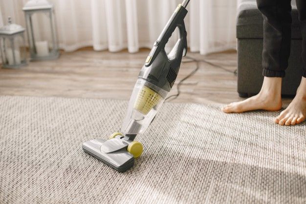 <p>Ilustrasi membersihkan karpet di dalam rumah/freepik.com</p>
