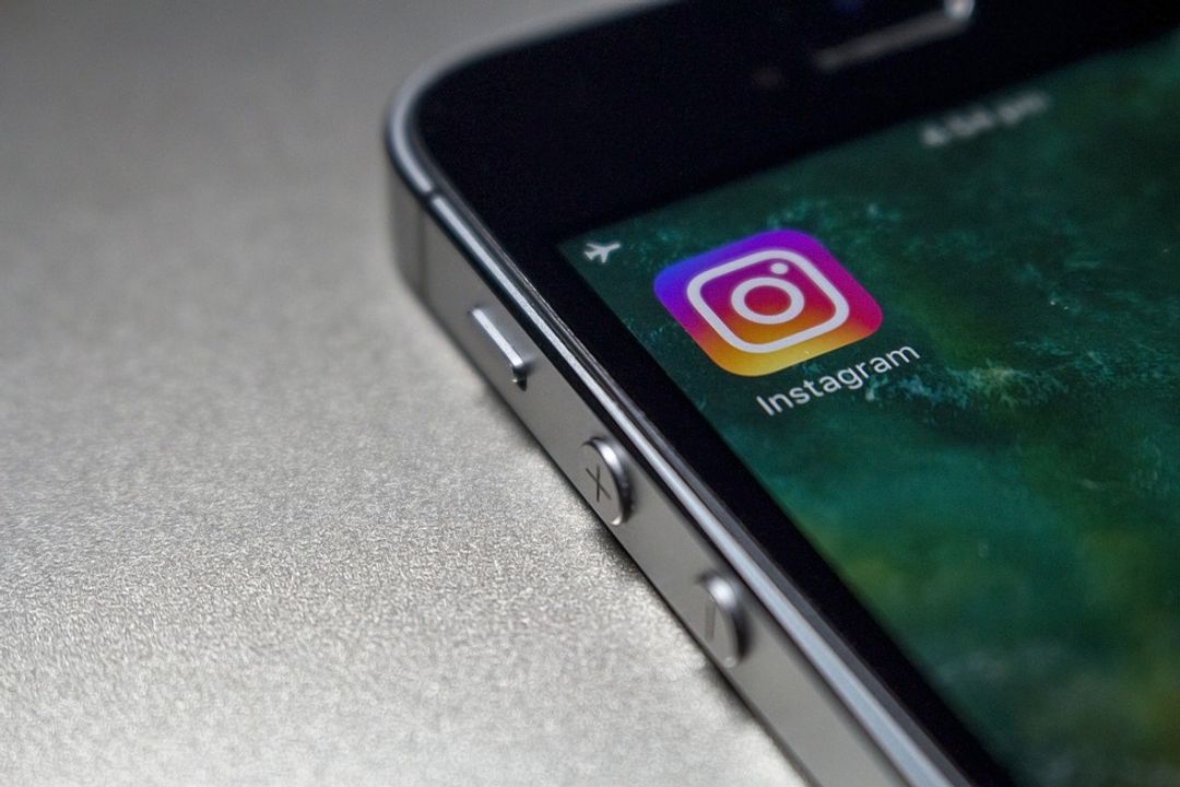 Ilustrasi Instagram rilis stiker teks untuk stories