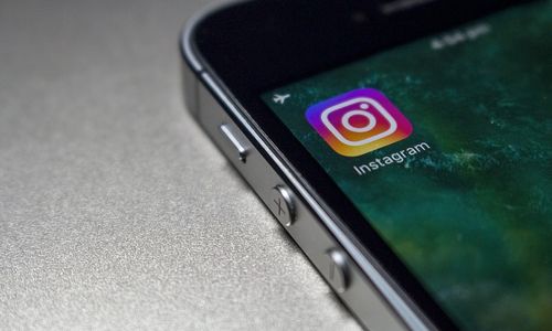 Ilustrasi Instagram rilis stiker teks untuk stories