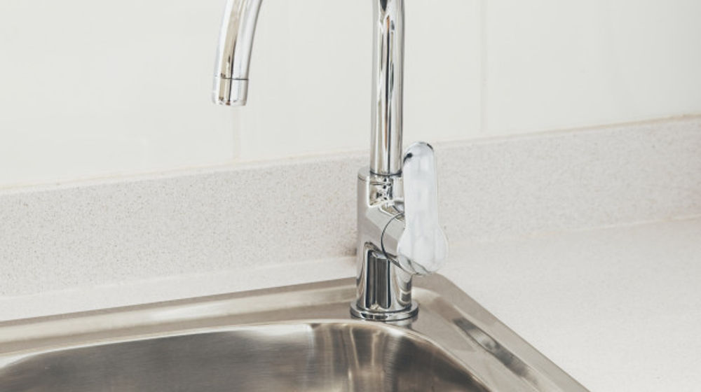 Ilustrasi cara membersihkan peralatan stainless steel di dapur