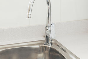 Ilustrasi cara membersihkan peralatan stainless steel di dapur