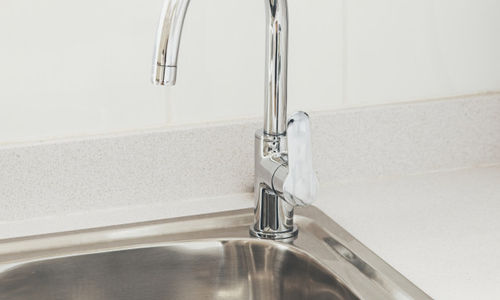 Ilustrasi cara membersihkan peralatan stainless steel di dapur