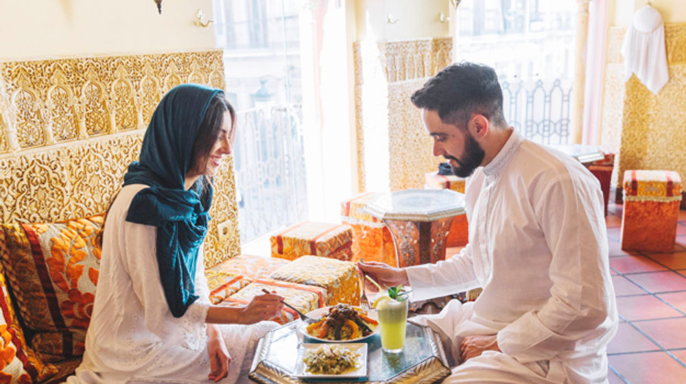 Ilustrasi tips menjaga kesehatan atau menjaga tubuh tetap sehat saat merayakan momen lebaran Hari Raya Idulfitri