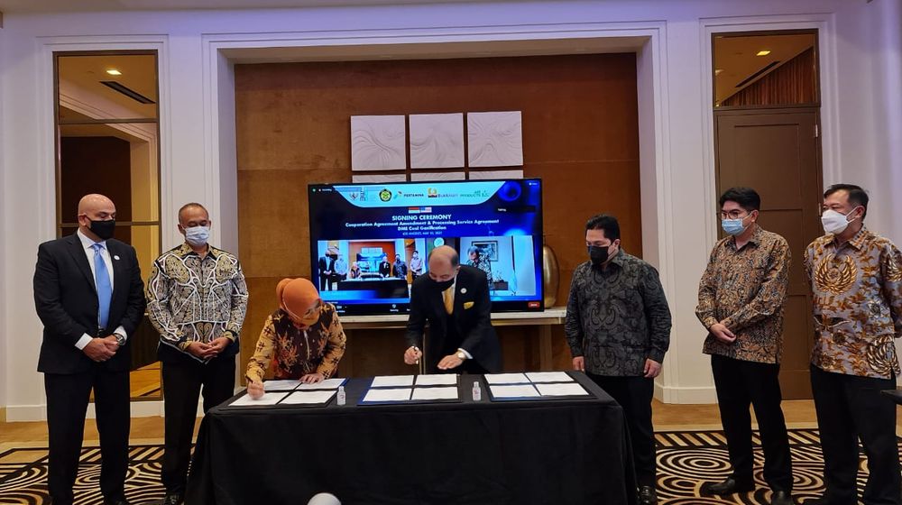 <p>Menteri Badan Usaha Milik Negara (BUMN) Erick Thohir bersama perwakilan perusahaan PT Pertamina (Persero) dan PT Bukit Asam, Tbk menandatangani perjanjian proyek gasifikasi batu bara dengan Air Products and Chemicals Inc secara virtual, Selasa, 11 Mei 2021. / Kementerian BUMN</p>