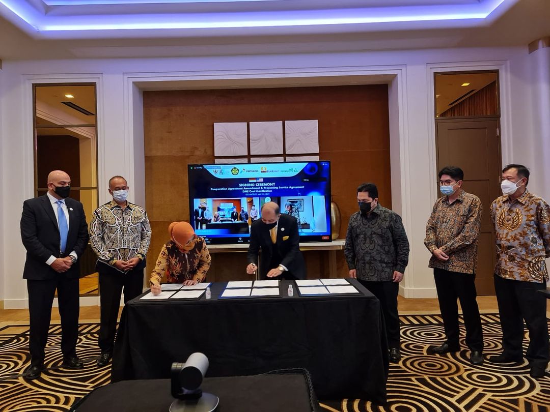 <p>Menteri Badan Usaha Milik Negara (BUMN) Erick Thohir bersama perwakilan perusahaan PT Pertamina (Persero) dan PT Bukit Asam, Tbk menandatangani perjanjian proyek gasifikasi batu bara dengan Air Products and Chemicals Inc secara virtual, Selasa, 11 Mei 2021. / Kementerian BUMN</p>
