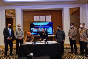 <p>Menteri Badan Usaha Milik Negara (BUMN) Erick Thohir bersama perwakilan perusahaan PT Pertamina (Persero) dan PT Bukit Asam, Tbk menandatangani perjanjian proyek gasifikasi batu bara dengan Air Products and Chemicals Inc secara virtual, Selasa, 11 Mei 2021. / Kementerian BUMN</p>
