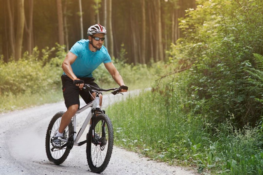 <p>Bersepeda VS berlari, olahraga manakah yang lebih menyehatkan tubuh? Simak penjelasannya di sini/freepik.com</p>
