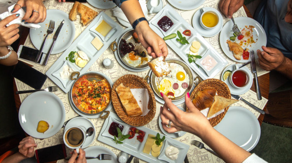 Ilustrasi cara mencegah keinginan makan berlebihan agar terhindar dari gangguan pencernaan saat Hari Raya Idulfitri lebaran