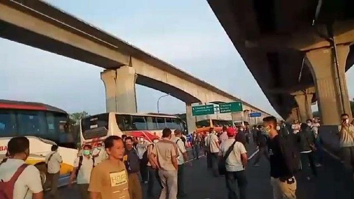 <p>Ratusan pekerja melakukan protes usai tertahan di Gerbang Tol Cikarang Barat /Tangkapan layar </p>
