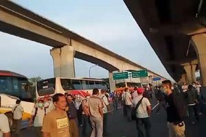 <p>Ratusan pekerja melakukan protes usai tertahan di Gerbang Tol Cikarang Barat /Tangkapan layar </p>
