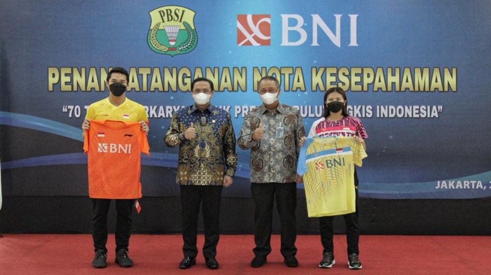 <p>Ketua Umum PP PBSI Agung Firman Sampurna (kedua kiri), Direktur Utama BNI Royke Tumilaar (kedua kanan), atlet bulu tangkis Jonatan Christie (kiri) dan Greysia Polii (kanan) menunjukkan jersey atlet bulu tangkis di Jakarta, Selasa (25/5/2021). Melalui dukungan ini, BNI berkomitmen turut memastikan program pembinaan atlet-atlet muda bulu tangkis nasional terus berjalan. Dok/Humas BNI</p>