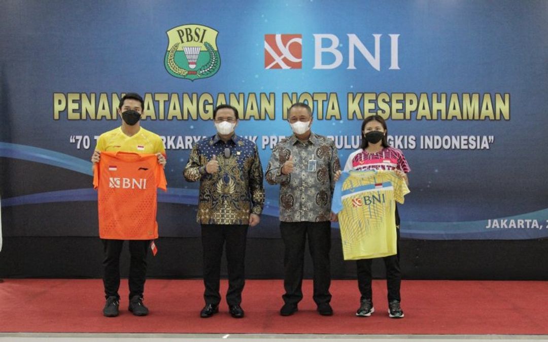 <p>Ketua Umum PP PBSI Agung Firman Sampurna (kedua kiri), Direktur Utama BNI Royke Tumilaar (kedua kanan), atlet bulu tangkis Jonatan Christie (kiri) dan Greysia Polii (kanan) menunjukkan jersey atlet bulu tangkis di Jakarta, Selasa (25/5/2021). Melalui dukungan ini, BNI berkomitmen turut memastikan program pembinaan atlet-atlet muda bulu tangkis nasional terus berjalan. Dok/Humas BNI</p>
