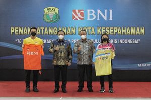 <p>Ketua Umum PP PBSI Agung Firman Sampurna (kedua kiri), Direktur Utama BNI Royke Tumilaar (kedua kanan), atlet bulu tangkis Jonatan Christie (kiri) dan Greysia Polii (kanan) menunjukkan jersey atlet bulu tangkis di Jakarta, Selasa (25/5/2021). Melalui dukungan ini, BNI berkomitmen turut memastikan program pembinaan atlet-atlet muda bulu tangkis nasional terus berjalan. Dok/Humas BNI</p>
