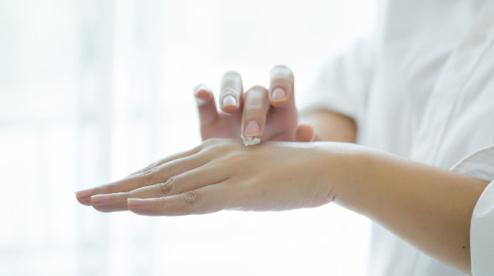 Ilustrasi cara mengatasi kulit kering saat puasa