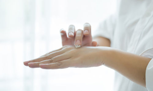 Ilustrasi cara mengatasi kulit kering saat puasa