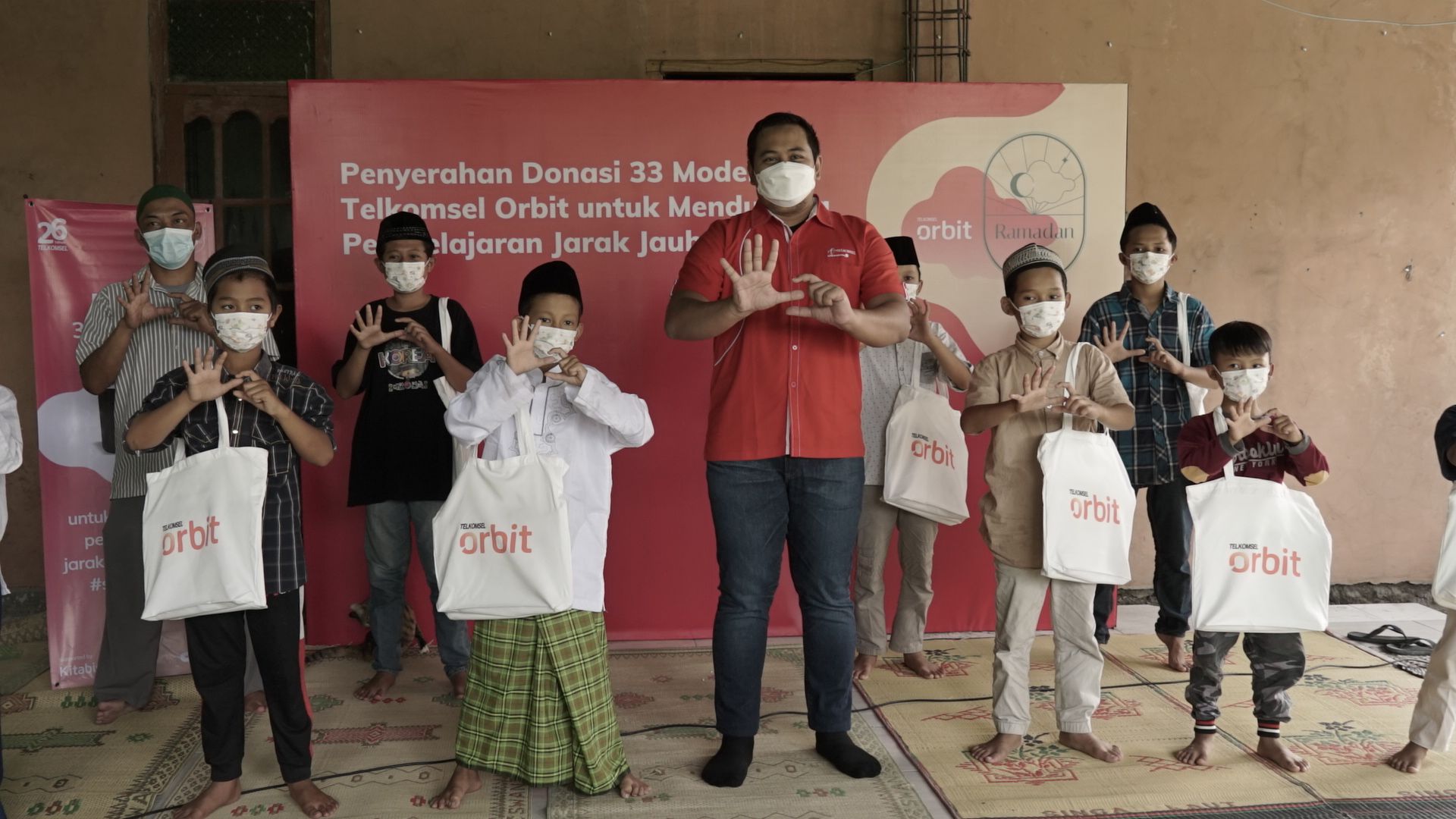 Telkomsel donasikan puluhan modem orbit dan smartphone. (Foto: istimewa)