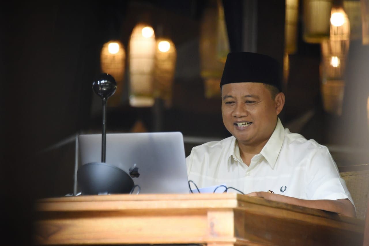 Wakil Gubernur (Wagub) Jawa Barat (Jabar) Uu Ruzhanul Ulum saat menghadiri silahturahmi Halal bi Halal Idulfitri 1442 Hijriah Ikatan Cendekiawan Muslim Indonesia (ICMI) Provinsi Jabar via konferensi video dari Kabupaten Garut, Selasa (1/6/2021). 