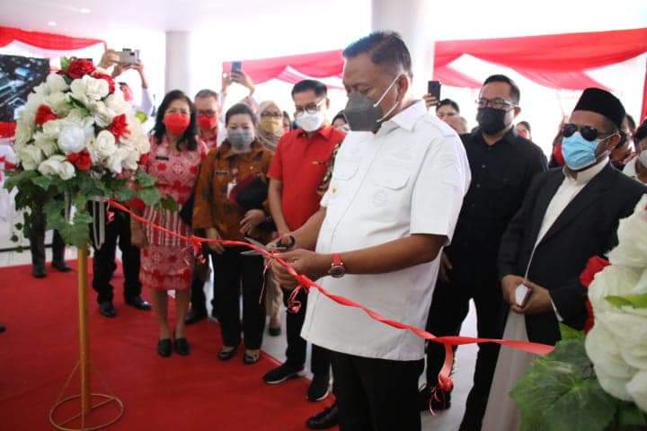 Gubernur Sulut, Olly Dondokambey saat melaunching Rumah Sakit Mata. (Foto:istimewa)