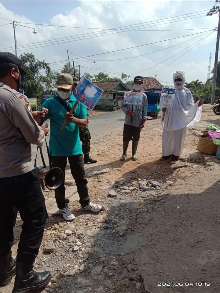 Pocong Berkeliaran di Pacitan, sadarkan masyarakat untuk patuhi protokol kesehatan