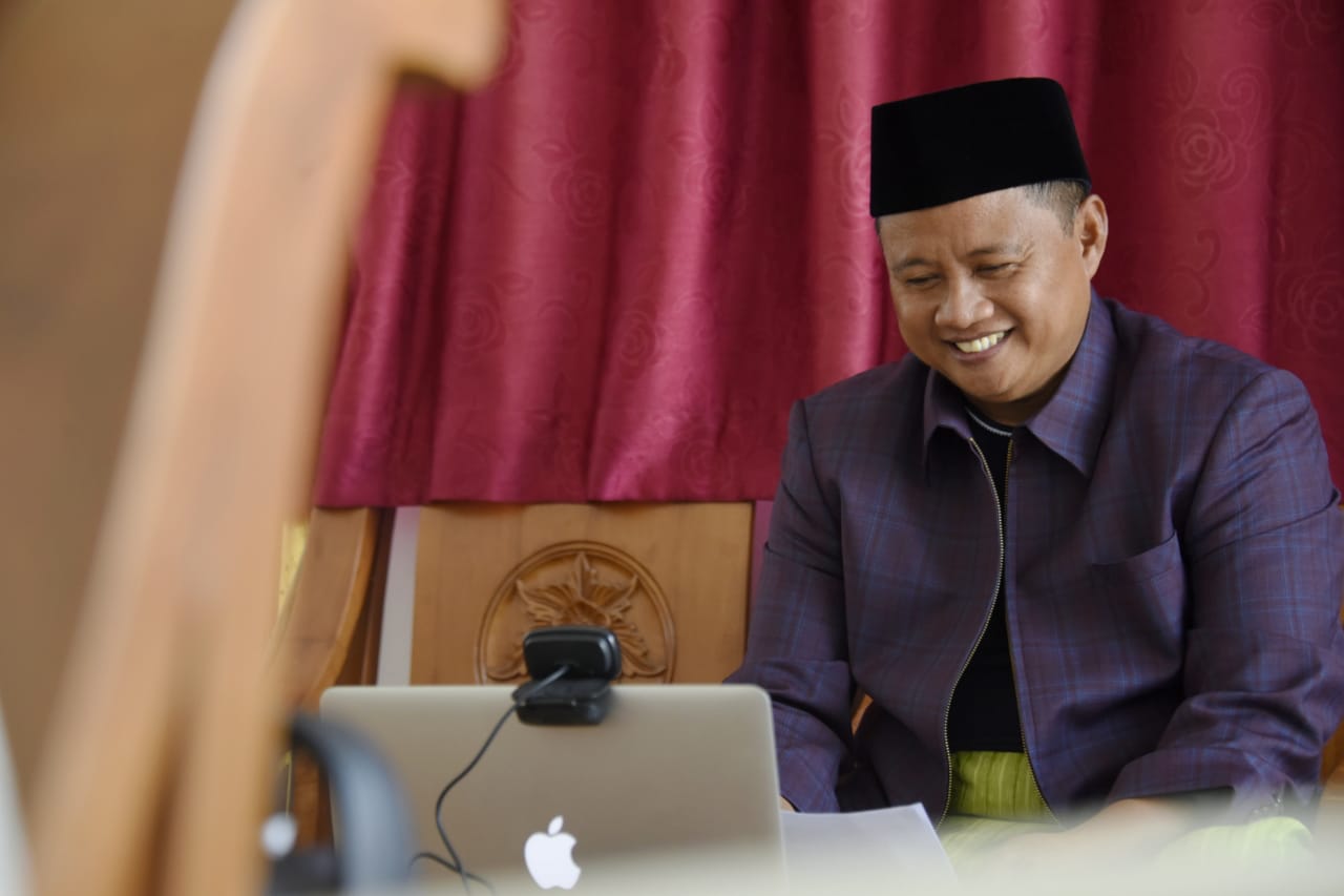 Wagub Jabar Uu Ruzhanul Ulum saat menghadiri JAPRI (Jabar Punya Informasi) via konferensi video dari Kabupaten Tasikmalaya, Jumat (4/6/2021).
