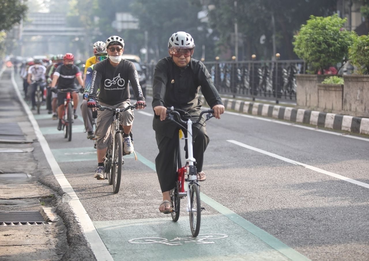 Wakil Wali Kota Bandung Yana Mulyana dan pemagku beijakan lainnya menguji coba jalur sepeda.