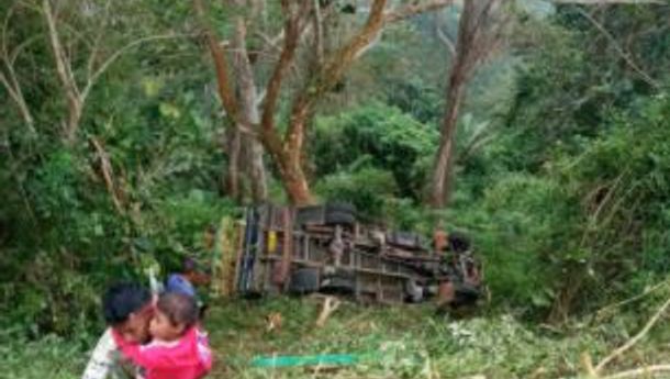  Bis Kayu 'Gutara' Terbalik Empat Orang Meninggal Dunia, Korban Luka-Luka  Dilarikan ke RS  Ende