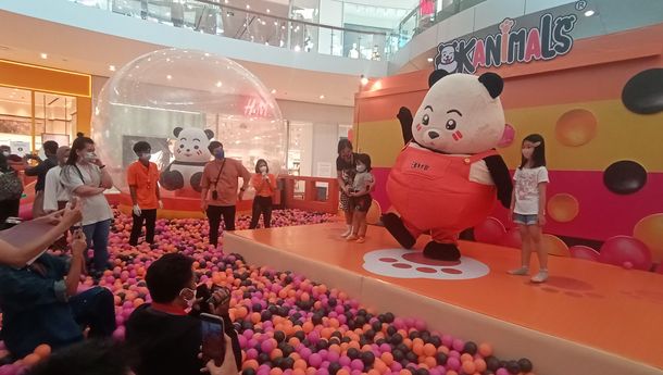Yuk ke The Park Mall, Ada Panda Raksasa Dalam Kolam Bola 