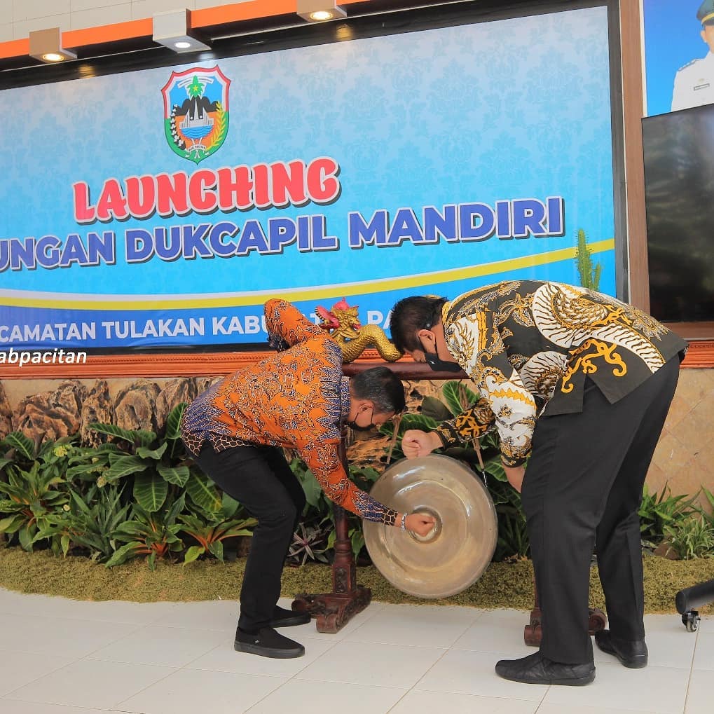 Bupati Pacitan Lounching Anjungan  Dukcapil Mandiri