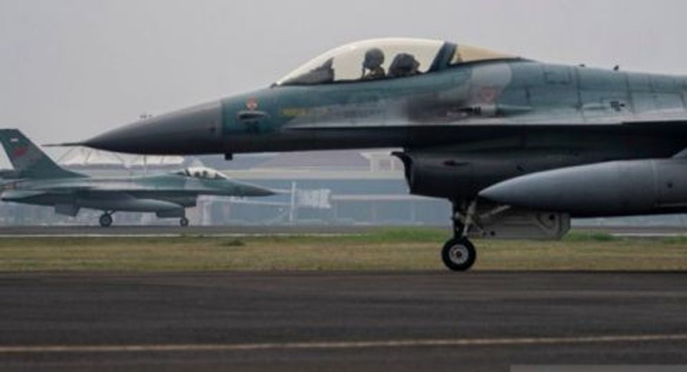 69032-dua-pesawat-tempur-f16-mendarat-di-palembang-antara.jpg