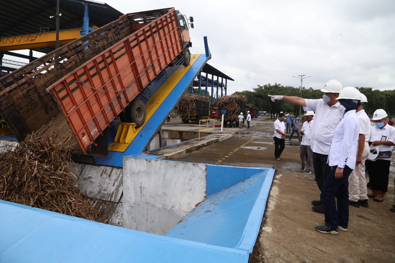 Direksi PT IGG dan PTPN XII saat membuka proses buka giling, kemarin.