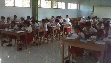Siswa sekolah dasar (SD) di Kulon Progo tengah melakukan kegiatan belajar sebelum pandemi COVID-19. 