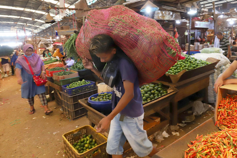 Aktivitas pedagang di kios los sembako Pasar Induk Kramat Jati, Jakarta Timur, Kamis, 15 April 2021.