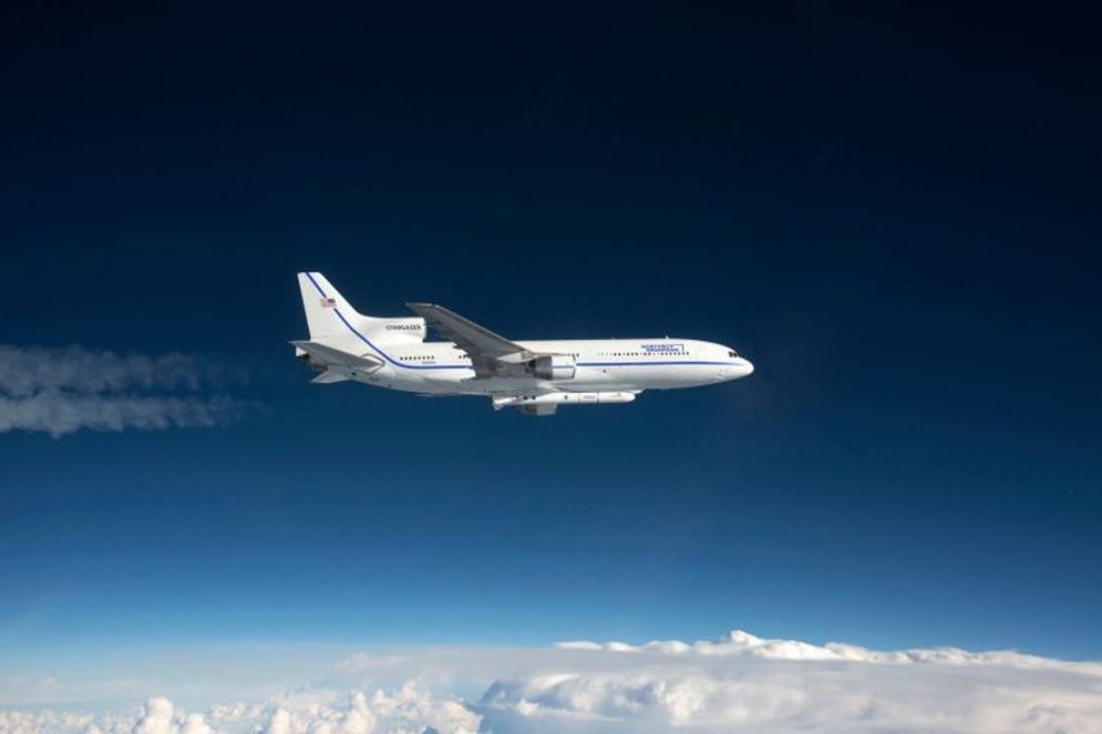 Lockheed L-1011 Tristar yang dijuluki Stargazer membawa roket Pegasus 2