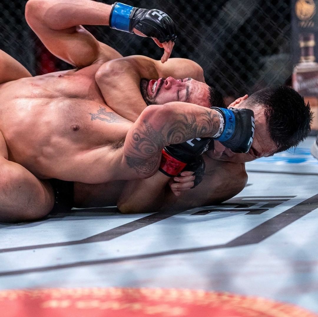 Zombie Korea berusaha mengunci Dan Ige dalam ajang UFC Vegas 29