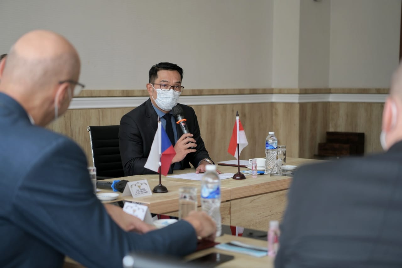 Gubernur Jabar Ridwan Kamil saat menggelar pertemuan dengan Duta Besar Luar Biasa dan Berkuasa Penuh (LBBP) Republik Ceko untuk Indonesia Jaroslav Dolecek dan Menteri Lingkungan Hidup Republik Ceko Richard Brabec di Hotel Le Eminence, Kabupaten Cianjur, Selasa (22/6/2021).