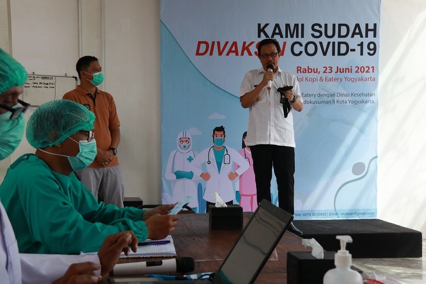 Karyawan Kafe Silol Kopi and Eatery mendapat jatah divaksin.
