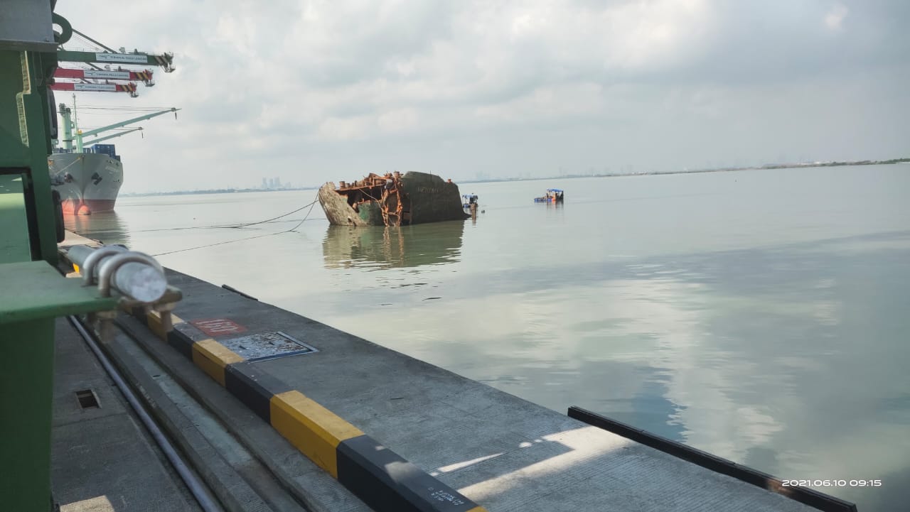 Bangkai Kapal MV Mentari Crystal di Pelabuhan Teluk Lamong, Surabaya. Pelindo III Dirugikan.