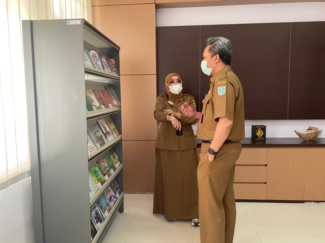 Kepala Dinas Kesehatan Kabupaten Banjar saat mengunjungi Perpustakaan Palnam