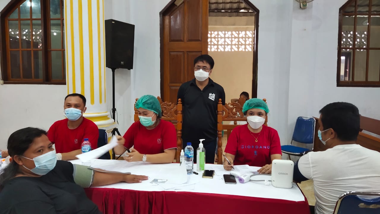 Wali Kota Manado memantau pelaksanaan vaksinasi hebat yang dilakukan di gereja GMIM Anugerah Tingkulu. (Foto:Mik)