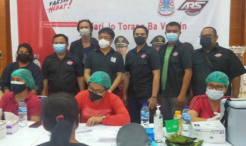 Tim dari BPMJ GMIM Anugerah Teling Tingkulu dan ARS Manado foto bersama Wali Kota Manado di lokasi pelaksanaan Vaksinasi Hebat. 