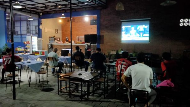 Nobar Super Friends Hidupkan Cafe di Denpasar Bali