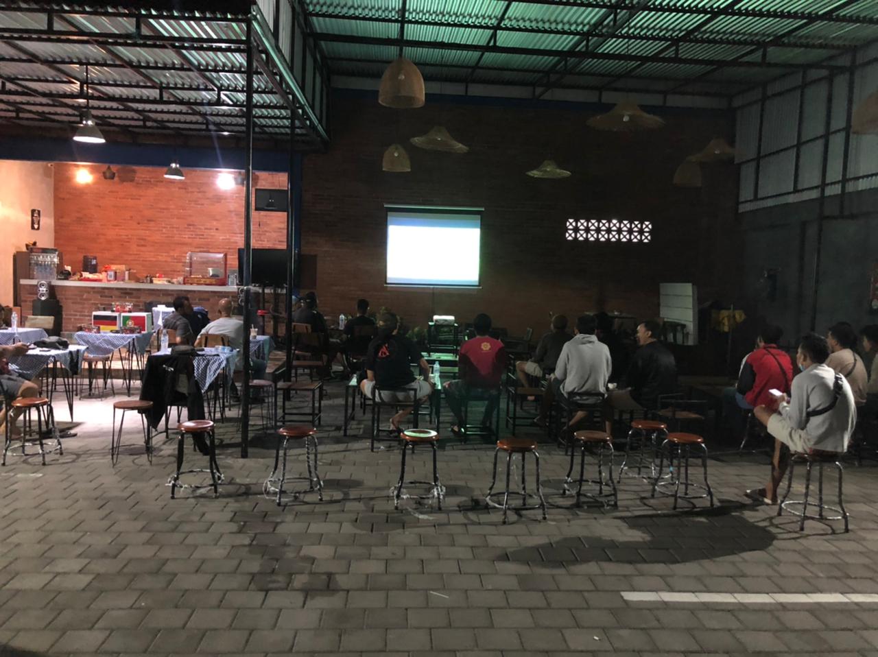 Suasana nobar Piala Eropa yang bertempat di sejumlah venue Super Friends di Denpasar, pekan lalu