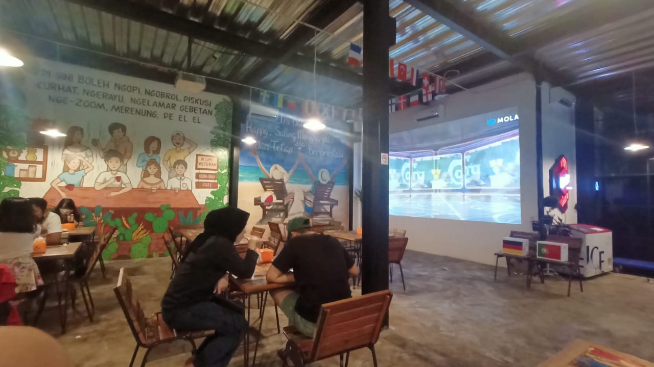 Susana nobar Piala Eropa yang bertempat di sejumlah venue Super Friends di Denpasar, pekan lalu.