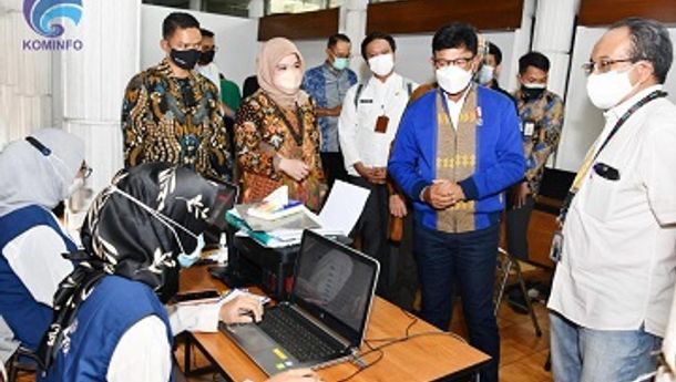 Tinjau Vaksinasi 10 Ribu Pekerja Media, Menkominfo Imbau Penerima dan Penyelenggara Vaksinasi Lindungi Data Pribadi