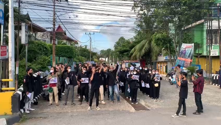Puluhan mahasiswa di Banjarmasin mengecam tindakan represif saat aksi #SaveKPK beberapa hari lalu.