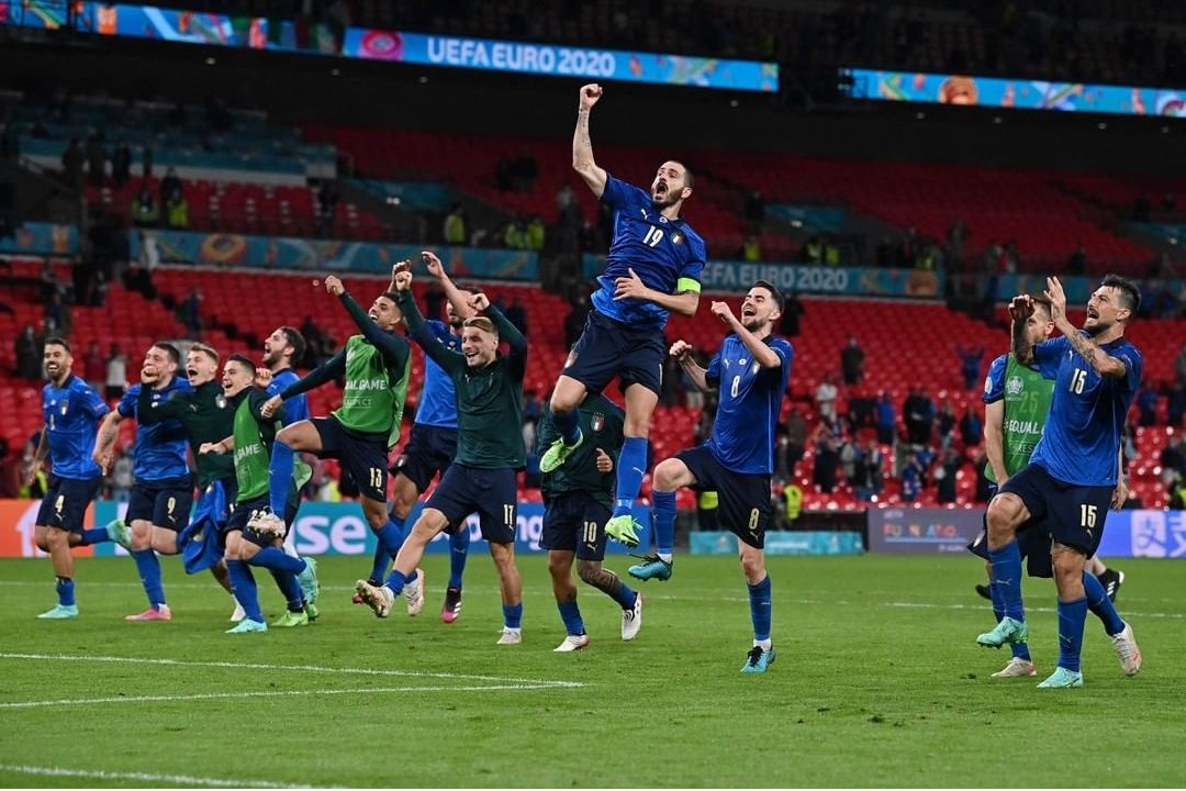 Pemain Italia merayakan kemenangan dalam babak 16 besar Piala Eropa.