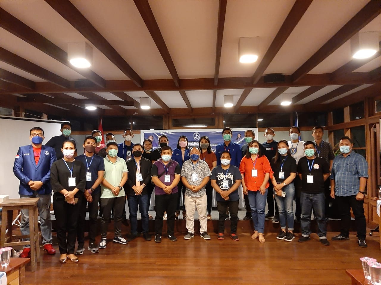 Foto bersama Ketua GAMKI Sulut terpilih, Yowanda Yonggara dengan pengurus DPC 15 Kabupaten/Kota. (Foto:istimewa)