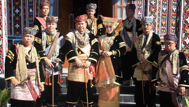 Kapolda Sumbar beserta Istri Dapat Gelar Adat dari Ninik Mamak Nagari Paninjauan