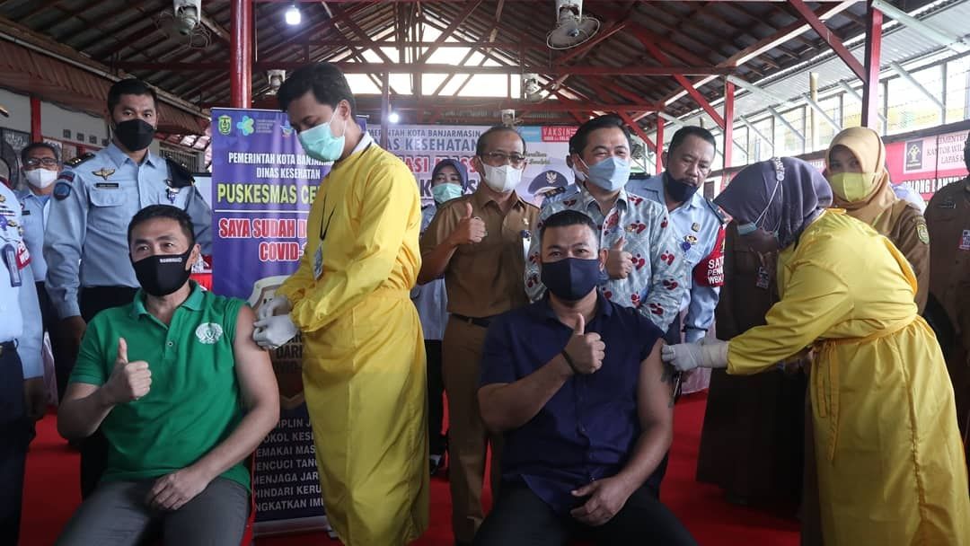 Warga binaan Lapas Teluk Dalam ketika mengikuti program vaksinasi Covid-19, Selasa (29/6/2021). 