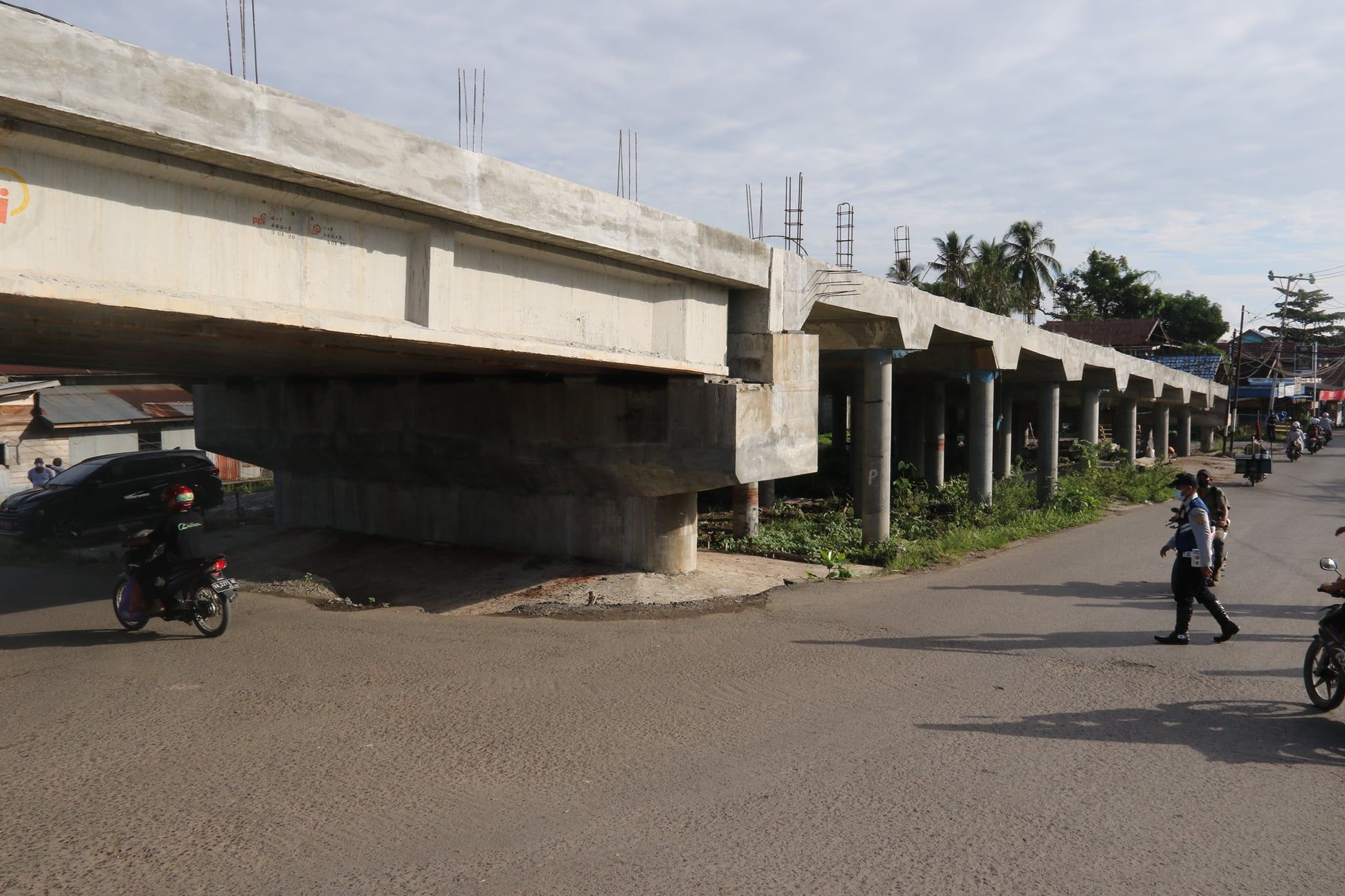 Jembatan HKSN di Banjarmasin masih dalam tahap pengerjaan.